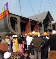 Thêm một con tàu xuất